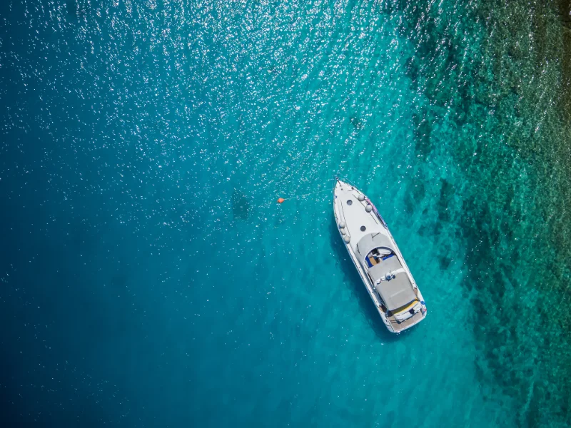 barca-in-mezzo-al-mare-della-sardegna